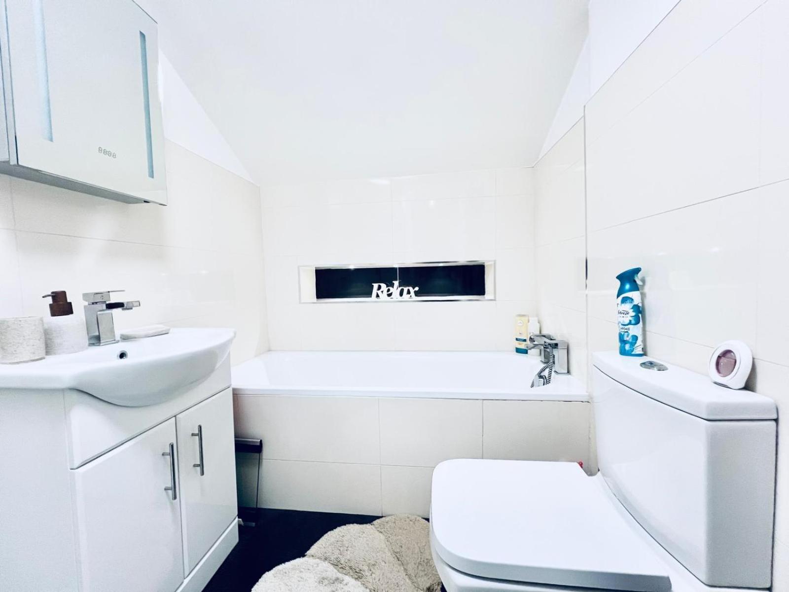 Charming London Home, Opp Arnos Grove Underground Station, Parking New Southgate エクステリア 写真