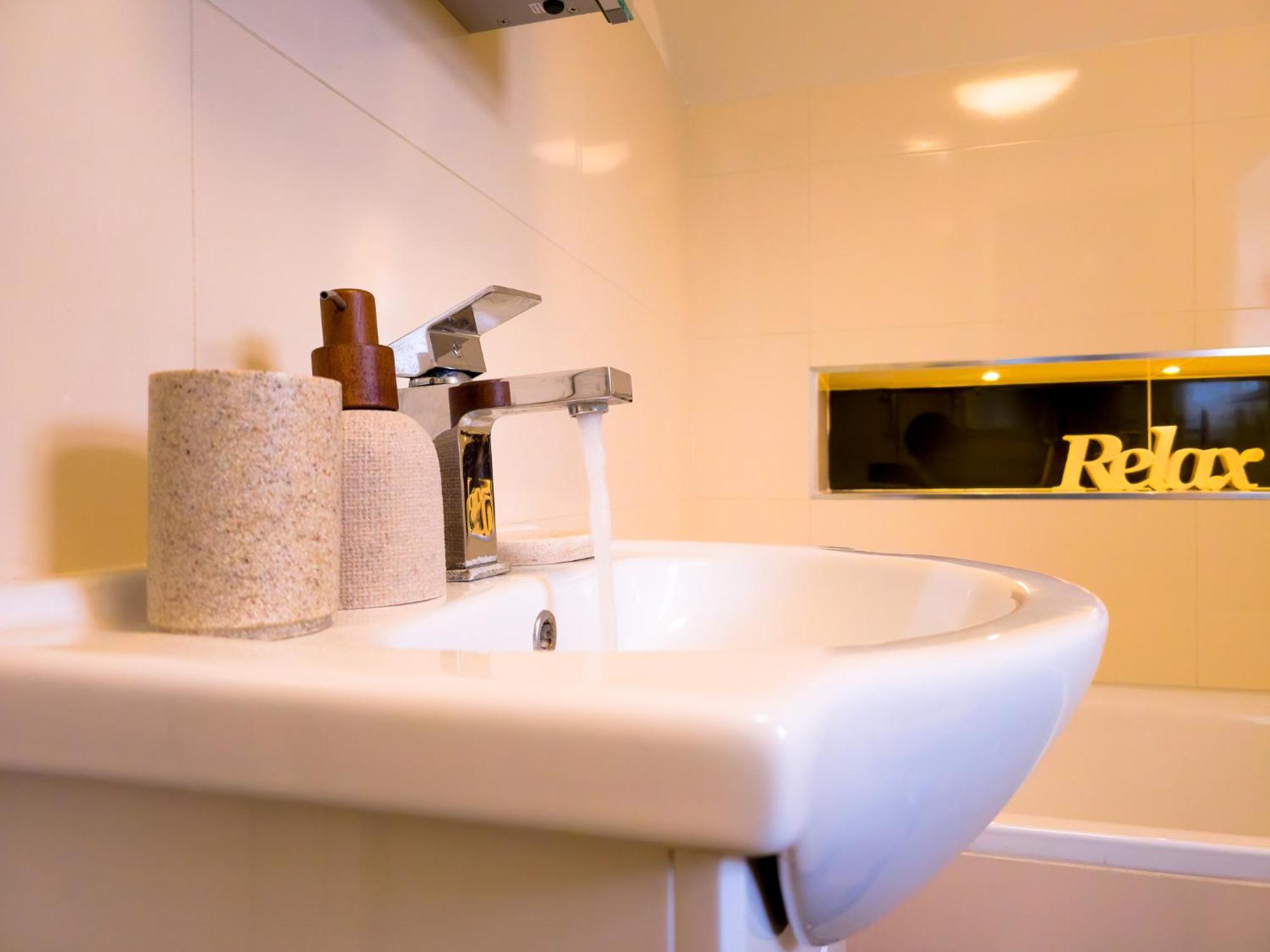 Charming London Home, Opp Arnos Grove Underground Station, Parking New Southgate エクステリア 写真