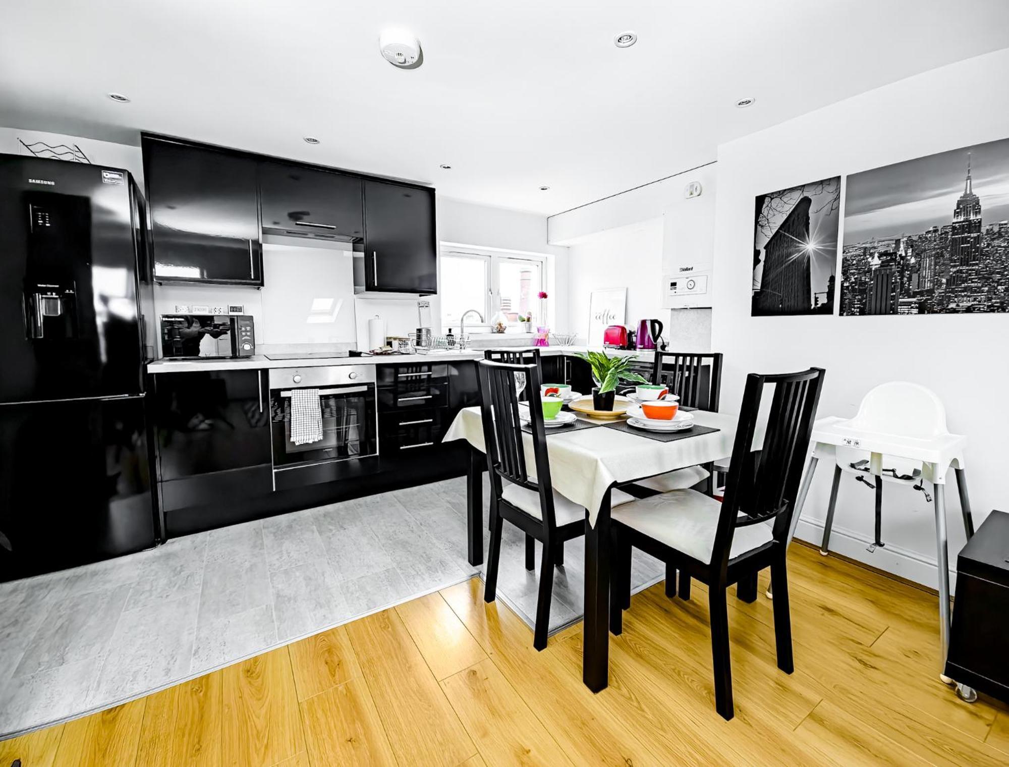 Charming London Home, Opp Arnos Grove Underground Station, Parking New Southgate エクステリア 写真